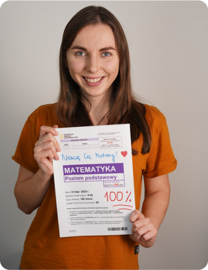 Zdjęcie nauczycielki trzymającej zdaną maturę na 100%